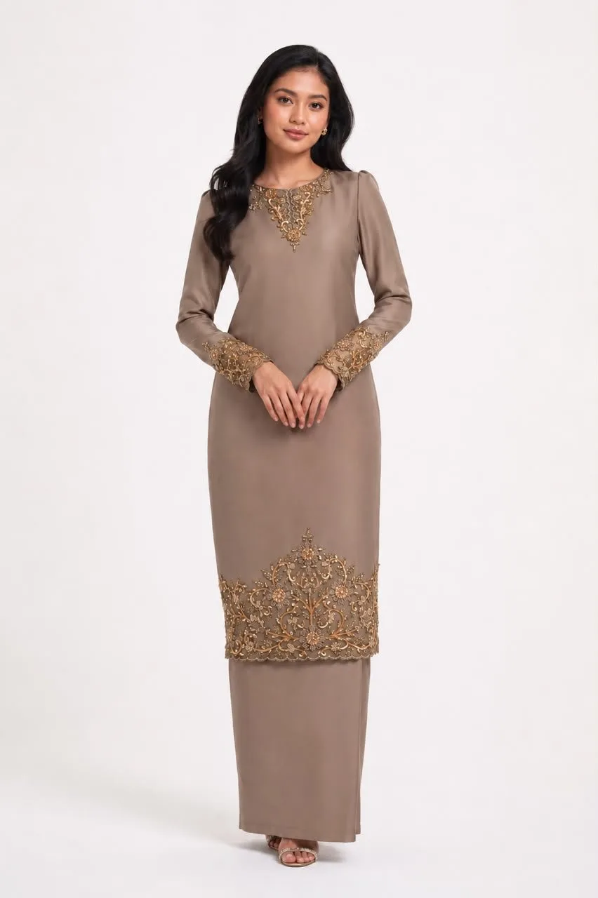 A bespoke fitting in the Damak Ilham atelier